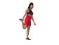 Femme en brassière de sport noire et short cycliste rouge étirant sa jambe.