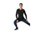 Femme en vêtements de sport noirs et bleus foncés.
