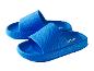 Une paire de claquettes bleues en caoutchouc.
