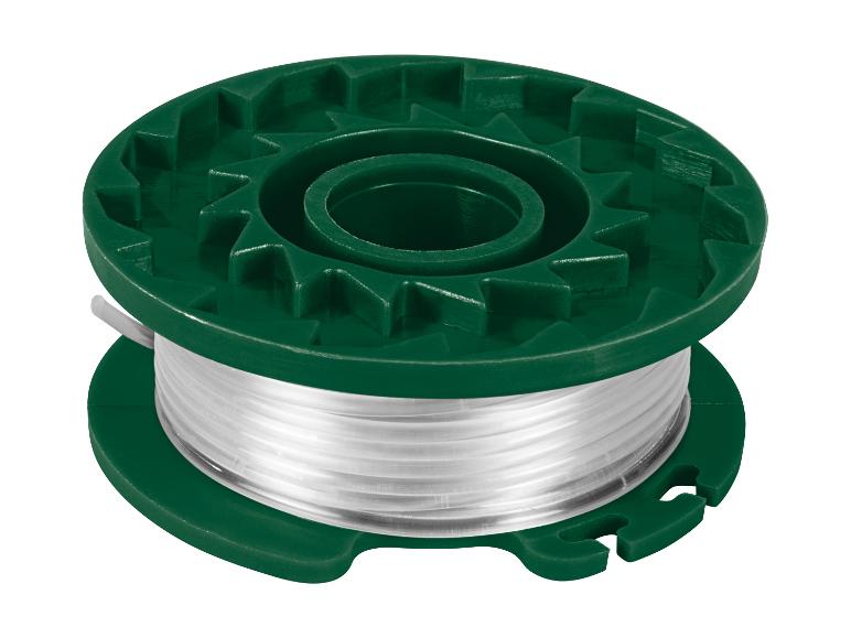 Bobine verte de fil de coupe-bordure sur fond blanc.