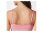 Soutien-gorge rose et débardeur en côte côtelé avec dentelle.