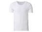 Un t-shirt blanc à manches courtes.
