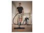Un homme utilisant un aspirateur Parkside pour nettoyer un sol.