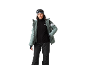 Femme en veste de ski, veste polaire, pantalon de ski et lunettes de ski
