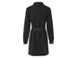 Une robe en jean noire à manches longues et une ceinture.