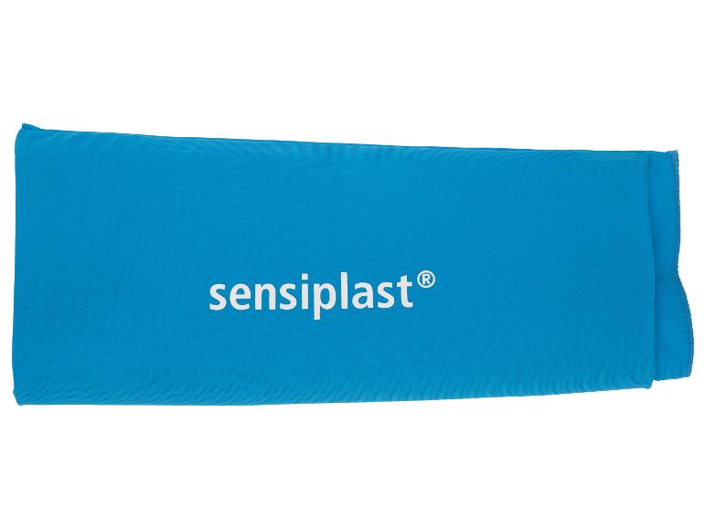 Un pansement Sensiplast bleu.