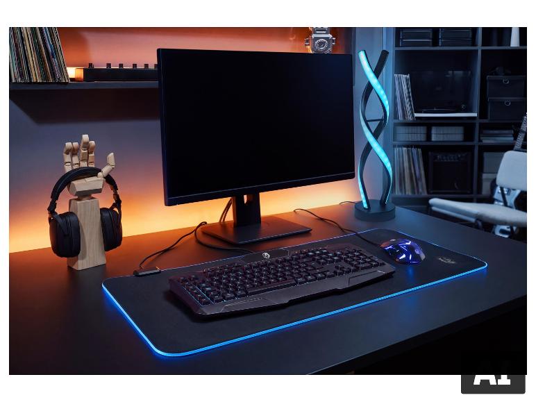 Clavier, souris et tapis de souris gaming TRONIC® avec éclairage RGB sur un bureau. [image générée par l'IA]