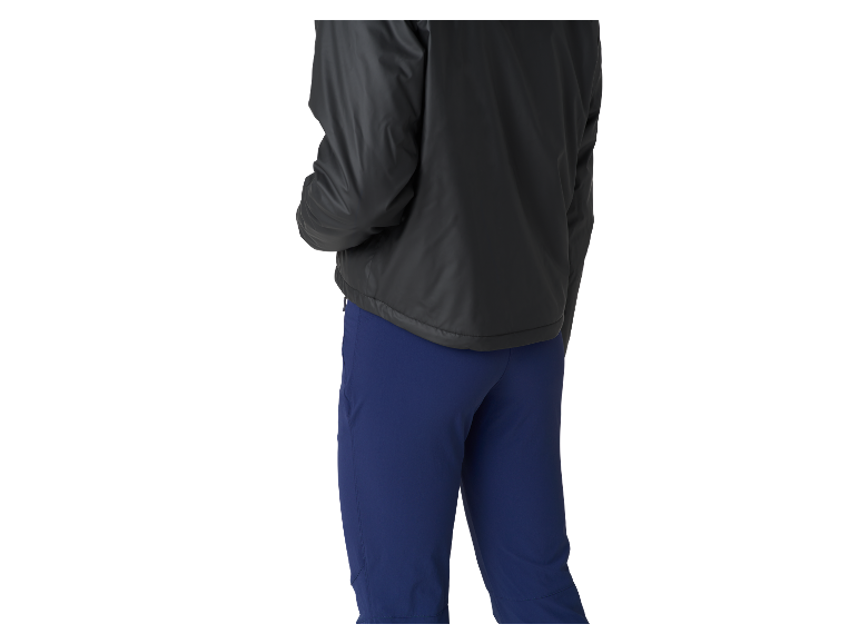 Une femme portant une veste noire et un pantalon bleu.