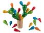 Jouet en bois en forme de cactus avec des pièces colorées et des lettres sur fond blanc.