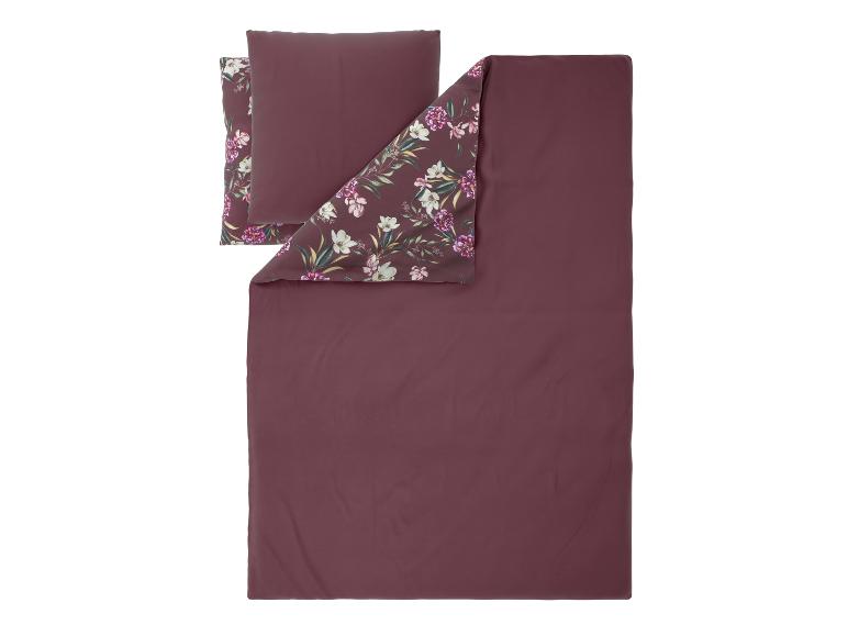 Parure de lit florale couleur prune avec un design réversible, unie d'un côté et à motifs floraux de l'autre.
