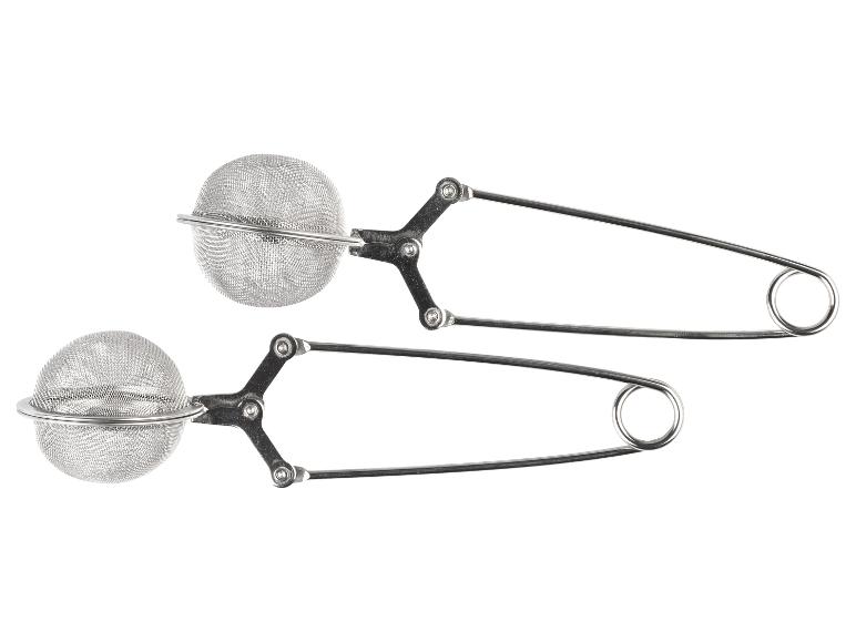 Deux infuseurs à thé en métal avec des poignées.