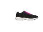 Chaussure de sport noire avec lacets roses et semelle blanche.