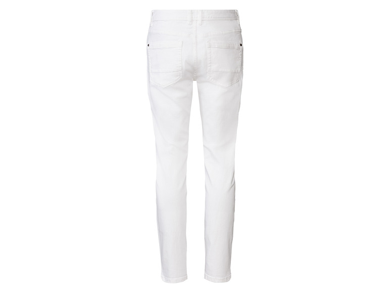 Un jean blanc à jambe droite.