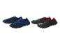 Paires de chaussures d'eau : modèle bleu marine et modèle noir/rouge.
