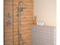 Une pomme de douche moderne avec une douche pluie et une douchette dans une salle de bain avec des carreaux en bois.