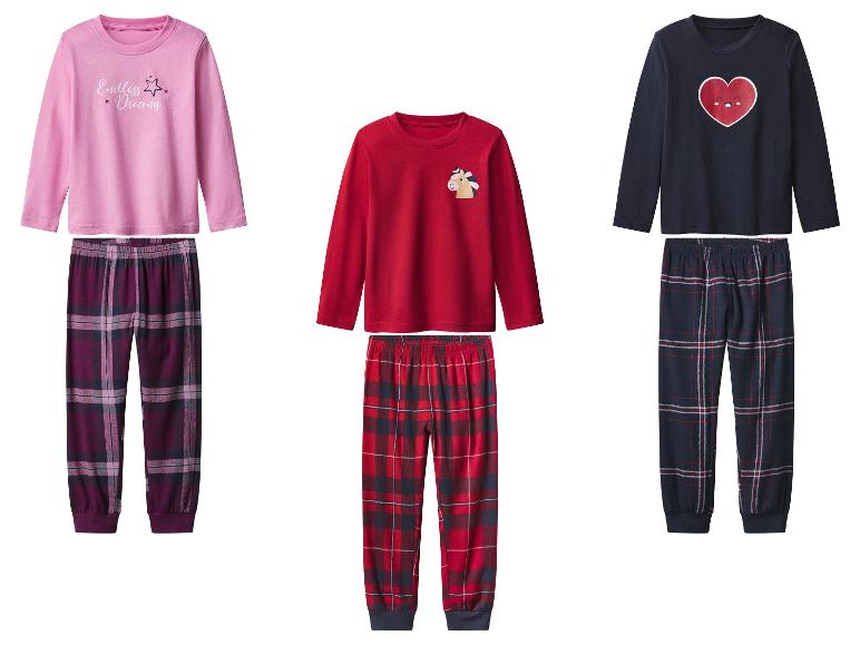 Trois ensembles de pyjamas avec hauts à manches longues et pantalons à carreaux.