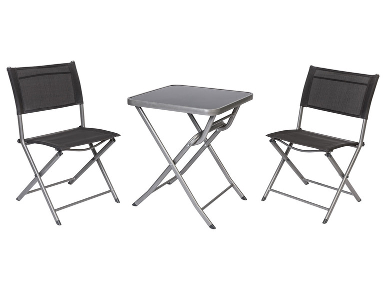 Deux chaises pliantes et une table avec un plateau noir.