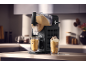 Machine à granité noire avec deux verres de boissons froides sur un comptoir de cuisine.