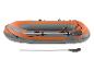Bateau gonflable orange et gris avec rames, vue de dessus.