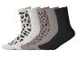 Cinq paires de chaussettes, dont imprimé léopard, beige uni et noir.