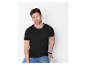 Homme séduisant portant un t-shirt noir et un jean.