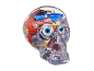 Crâne en plastique transparent rempli de bonbons d'Halloween, incluant des yeux en bonbon et des emballages colorés.
