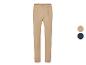 Pantalons beige et marine.