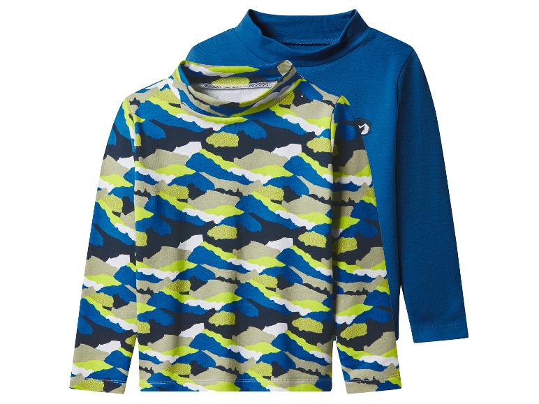 Deux t-shirts à manches longues pour enfants, un avec un imprimé camouflage et un bleu uni.