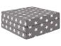 Un matelas pliable gris avec un motif d'étoiles blanches.