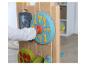 Panneau d'activités enfant avec tableau noir, roue de yoga et jeux d'eau.