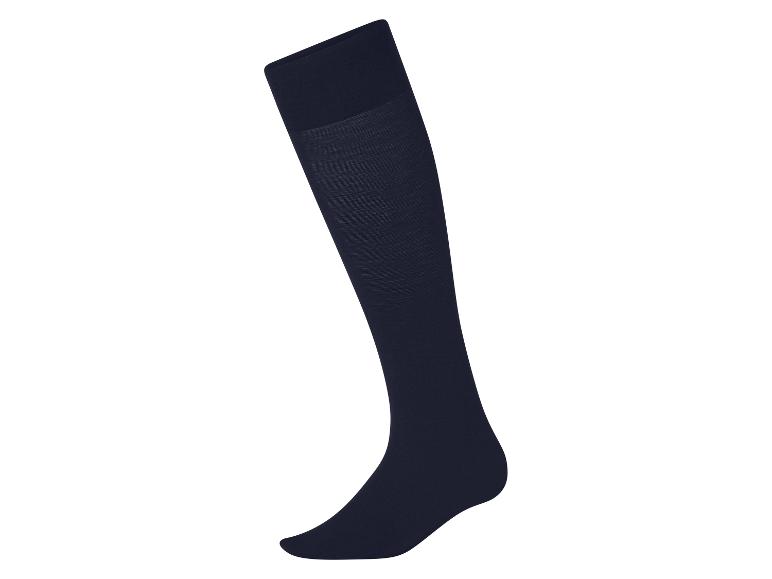 Chaussette côtelée bleu marine jusqu'au genou sur fond blanc.