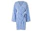 Une robe bleue à fleurs blanches.