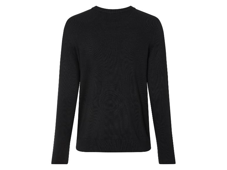 Pull noir à manches longues.