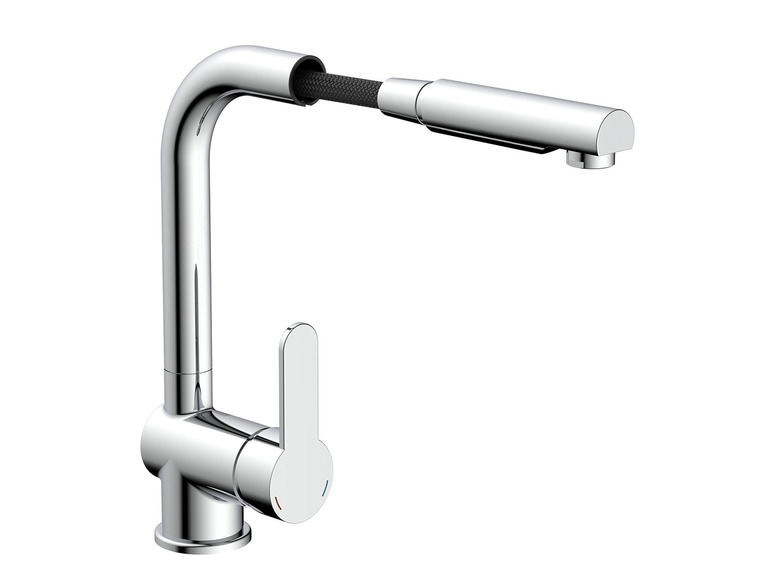Un robinet de cuisine chromé avec un bec extractible.