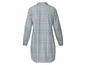 Une robe à carreaux bleu clair avec des accents roses.