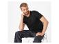 T-shirt noir et jeans gris foncé pour homme.