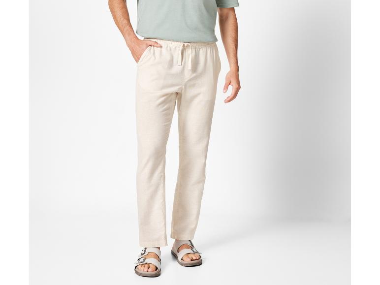 Pantalon lin beige et sandales : style estival décontracté.