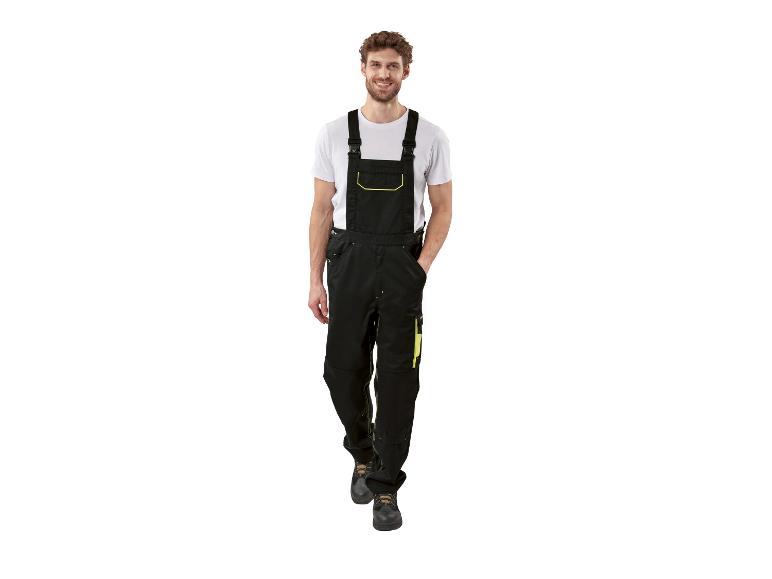 Un homme marche avec une salopette de travail noire.