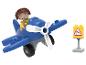 Un avion jouet bleu avec un pilote et un panneau de manche à air.