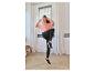 Femme faisant des exercices en vêtements de sport.