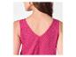 Femme en débardeur fuchsia avec décolleté en V dans le dos.