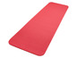 Un tapis de yoga rouge pour s'entraîner