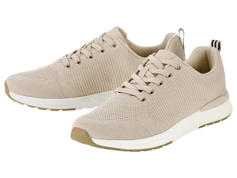 Paire de chaussures de sport tricotées beige clair avec semelles blanches et accents marron