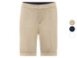 Short beige avec ourlet retroussé.