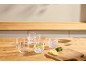 Six verres d'eau, de citron et de menthe sur un comptoir de cuisine en bois.