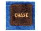 Couverture en peluche bleue avec une poche marron brodée du nom doré « CHASE ».