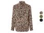 Une chemise beige à manches longues avec un imprimé léopard.