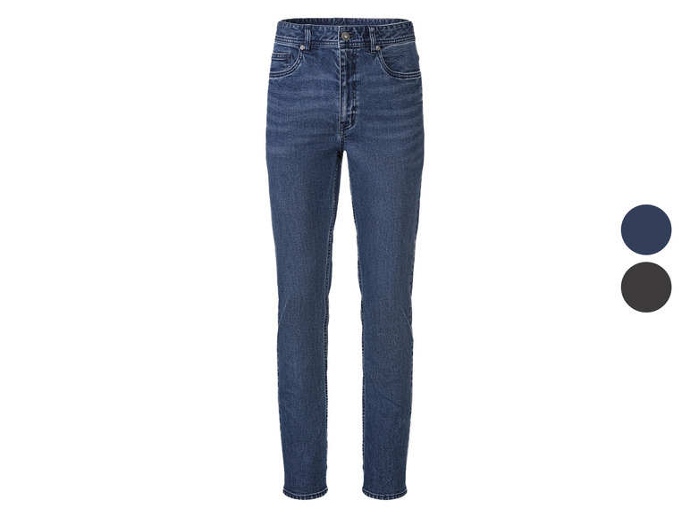 Un jean bleu à taille haute.