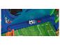 Un jeu de football avec un tableau de bord et un ballon de football qui roule sur une piste.