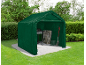 Abri de jardin vert avec barbecue, chaises pliantes, bottes en caoutchouc et pelle.